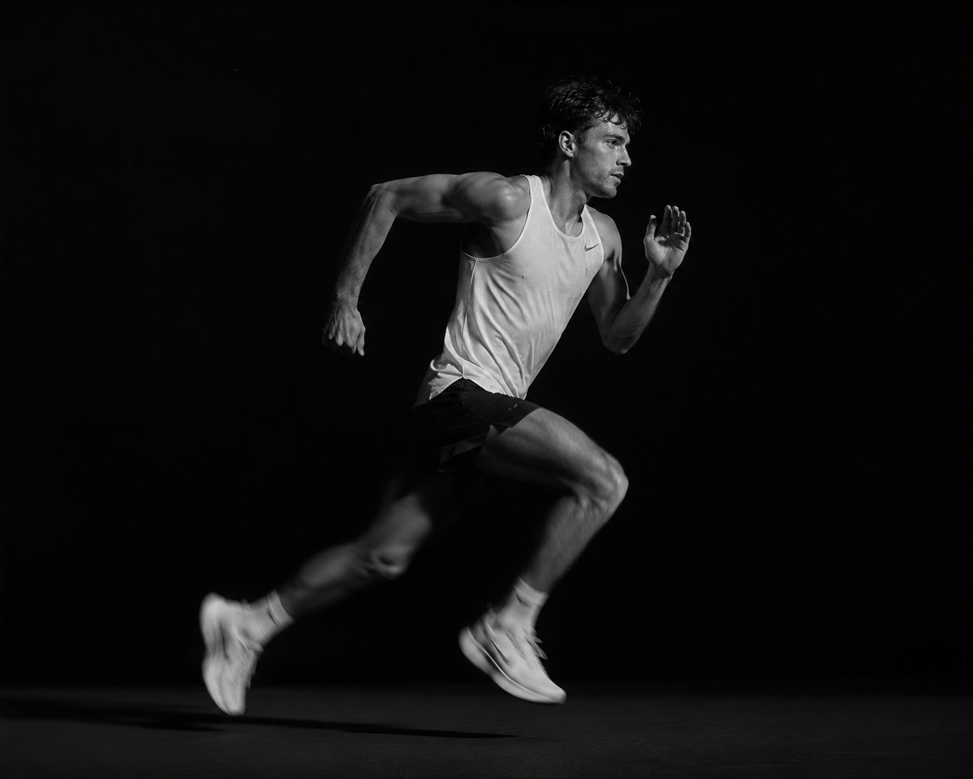 Atleta corriendo a velocidad máxima, captura en blanco y negro